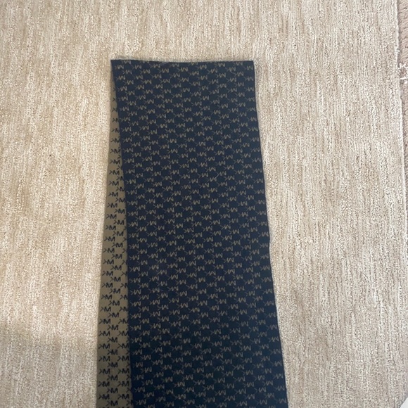 Micheal Kors Scarf - Picture 1 of 3